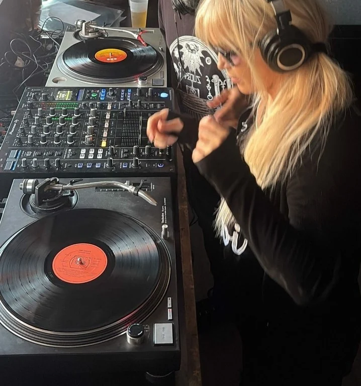 DJ Cathy Claret: sesión con los vinilos originales de la exposición